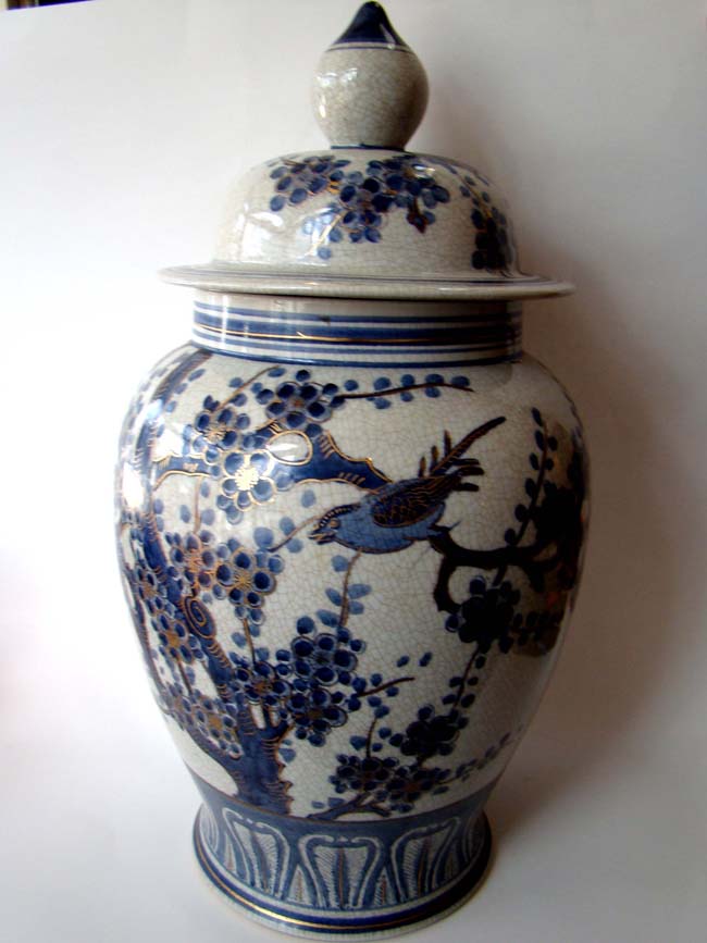 An attractive and large Chinese covered jar with gold highlights, 20th century.